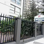 President Holiday Apartments - Absolute Beachfront